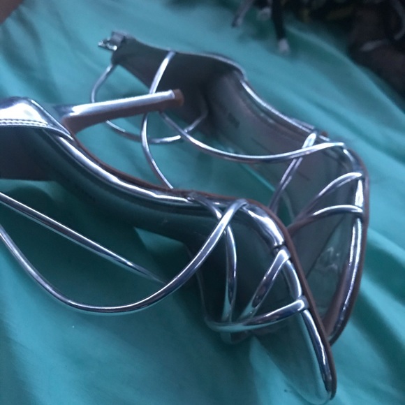 Silver heels - Picture 3 of 4